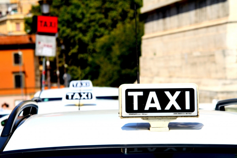 taxis-CHATEAUNEUF VILLEVIEILLE-min_taxi_auto_rome_road_white-1051610